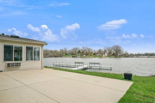 Lake Home with Scenic View, Private Pier, and Hot Tub in 安提阿