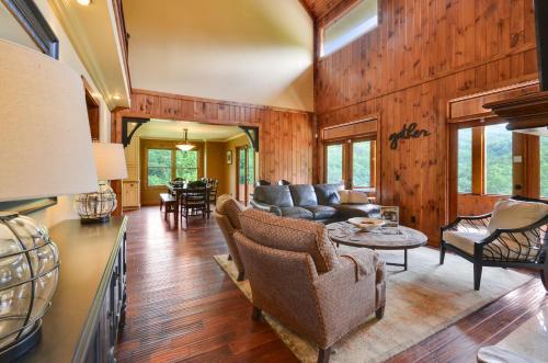 Mossy Brook Lodge by Stony Brook Cabins secondary