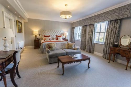 1 king bed, 1 sofa bed