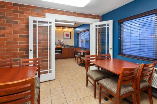 Makanan dan Minuman, Days Inn Wyndham Rockford I-90 Casino District in Rockford (IL)