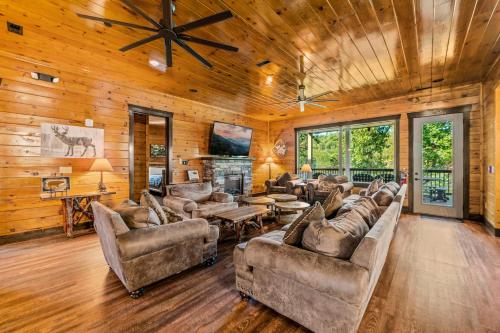 The Great Maple Retreat by Stony Brook Cabins in Gatlinburg, USA