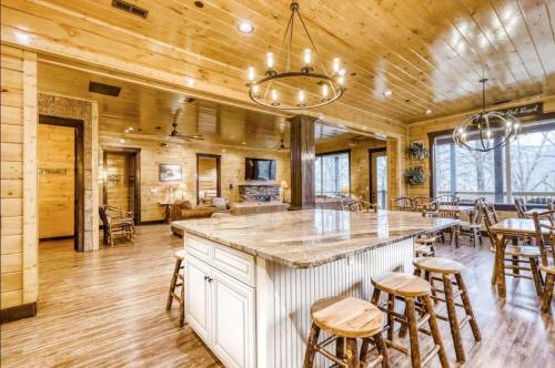 The Big Poplar Retreat by Stony Brook Cabins in Gatlinburg, USA
