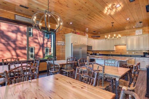 The Big Poplar Retreat by Stony Brook Cabins in Gatlinburg, USA