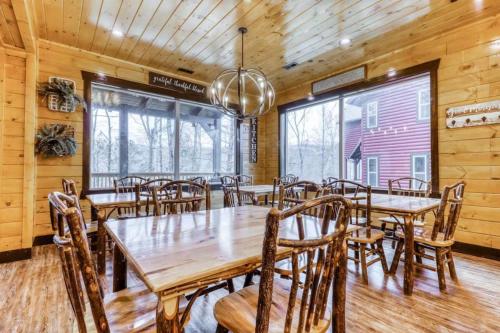 The Big Poplar Retreat by Stony Brook Cabins in Gatlinburg, USA