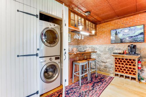 Downtown Essex Apartment - Steps to River! in Essex, USA