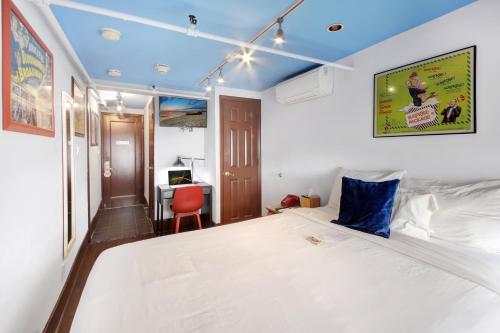 Standard Double Room image 1