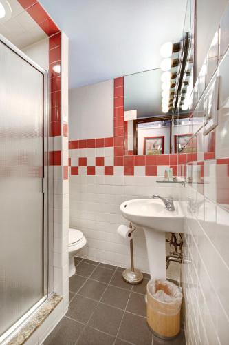 Standard Double Room image 6