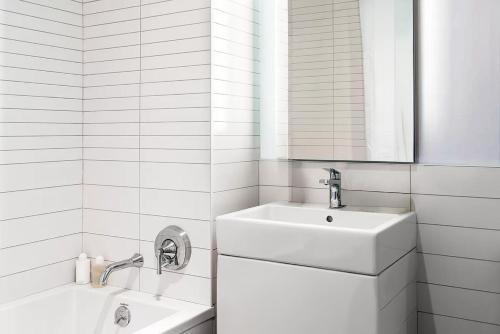 Large 1 Bedroom - Private Balcony - Luxury Building - Manhattan, New York (photo 9)