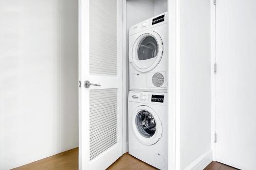 Large 1 Bedroom - Private Balcony - Luxury Building - Manhattan, New York (photo 10)