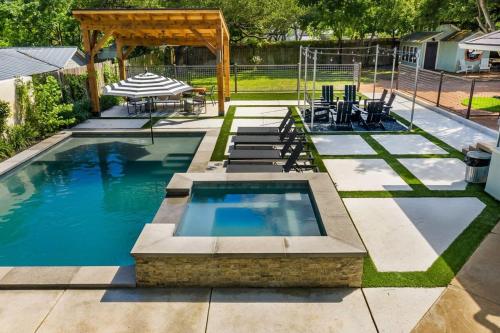 Cloud 9 Pool Hot tub Fire pit Sleeps 18