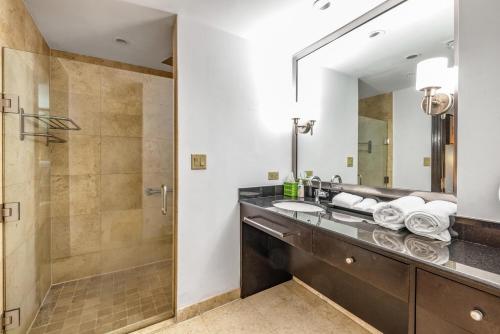 Large suites on Ocean Drive with direct access to the beach in Miami Beach, USA