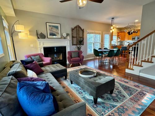 Cozy Asheville Getaway w HotTub 8 min from downtown! in Asheville, USA