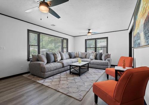 Pet Friendly - 5Min Downtown - Backyard & Firepit in Bartlesville, USA