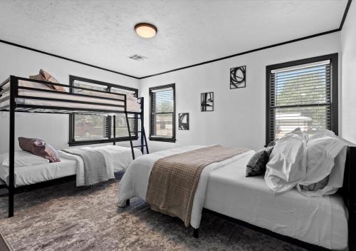 Pet Friendly - 5Min Downtown - Backyard & Firepit in Bartlesville, USA