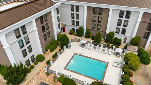 Holiday Inn Express Burlington By IHG - 수영장