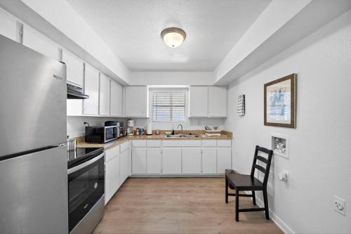 Cozy, Dedicated Workspace, Fast Wi-Fi Apartment - Tap to explore photos
