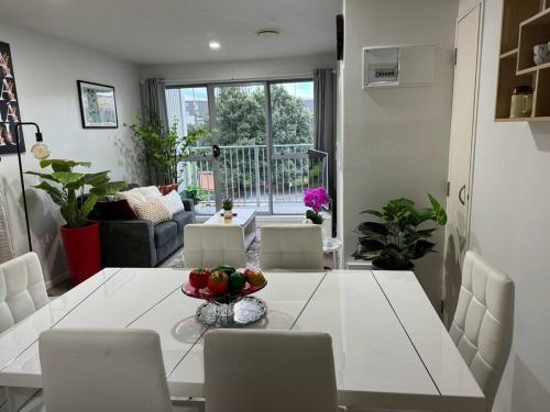 Immaculate 3 bd 2 bth apartment Free Carpark & pool, Auckland
