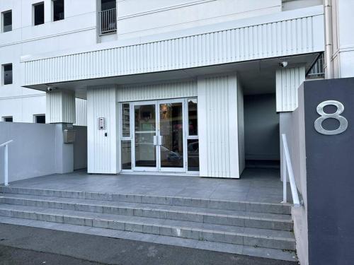 Immaculate 3 bd 2 bth apartment Free Carpark & pool