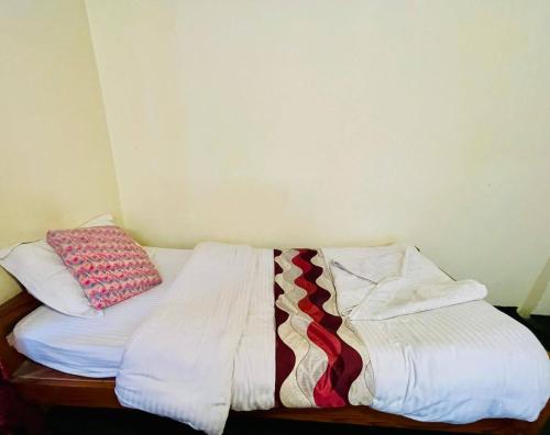Single Room with Shared Bathroom image 8
