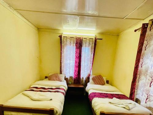 Twin Room with Shared Bathroom image 10