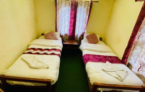 Twin Room with Shared Bathroom image 9