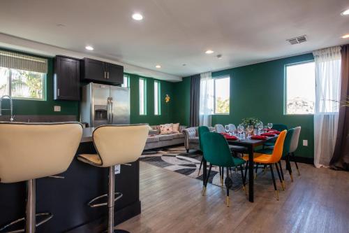 Spacious Luxury Villas in the heart of LA! Free parking and Jacuzzi in Los Angeles, USA