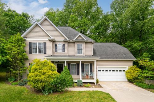 Cozy Asheville Getaway w HotTub 8 min from downtown! in Asheville, USA