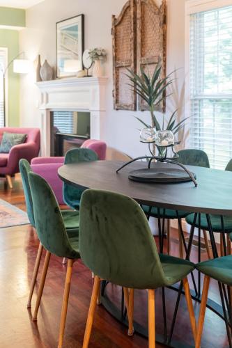 Cozy Asheville Getaway w HotTub 8 min from downtown! in Asheville, USA