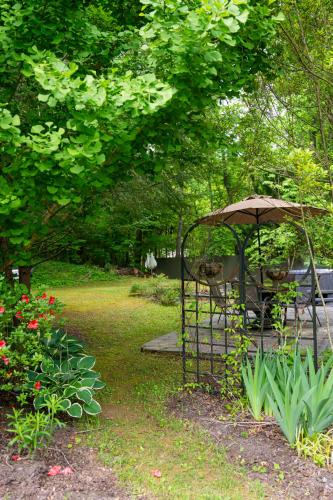 Cozy Asheville Getaway w HotTub 8 min from downtown! in Asheville, USA