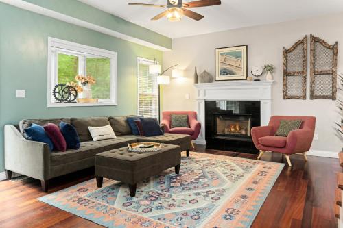 Cozy Asheville Getaway w HotTub 8 min from downtown! in Asheville, USA