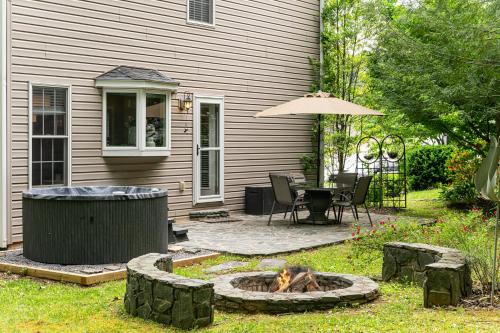 Cozy Asheville Getaway w HotTub 8 min from downtown! in Asheville, USA
