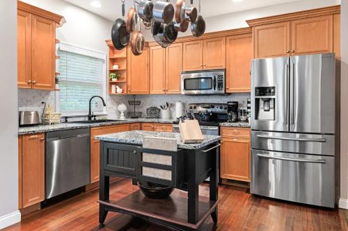 Cozy Asheville Getaway w HotTub 8 min from downtown! in Asheville, USA