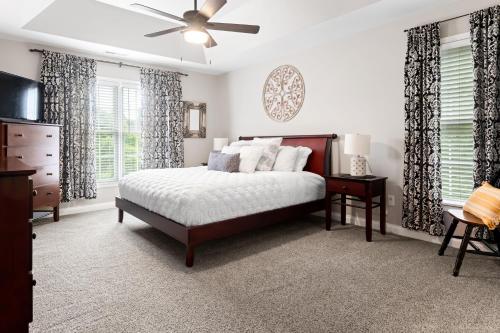 Cozy Asheville Getaway w HotTub 8 min from downtown! in Asheville, USA