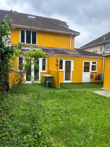 Welcoming Guesthouse — other in 16 Peverel Road, Cambridge, CB5 8RH, United Kingdom