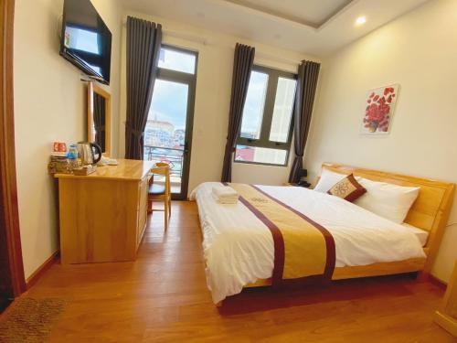 Deluxe Double Room with Balcony image 7