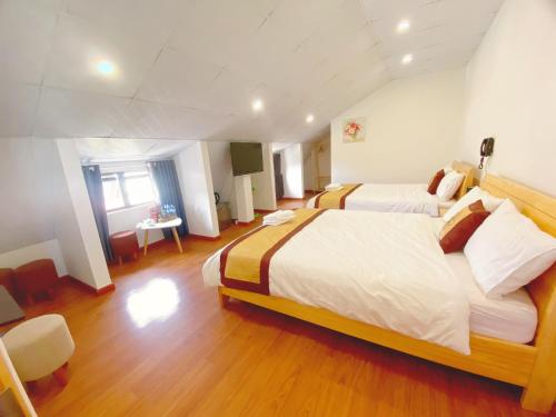 Superior Queen Room with Two Queen Beds image 1