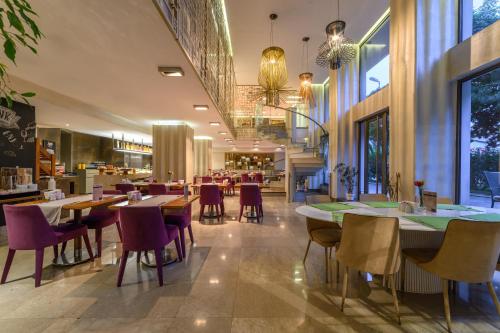 Restaurant, Ramada by Wyndham Istanbul Grand Bazaar in Laleli