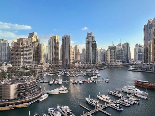 Luxury 2BR with Marina Views Near Dining Shopping Attractions & Beaches, Dubai