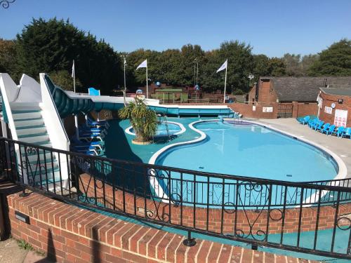 Pool, 3 Bedroom Caravan LG17, Shanklin, Isle of Wight in Lake South