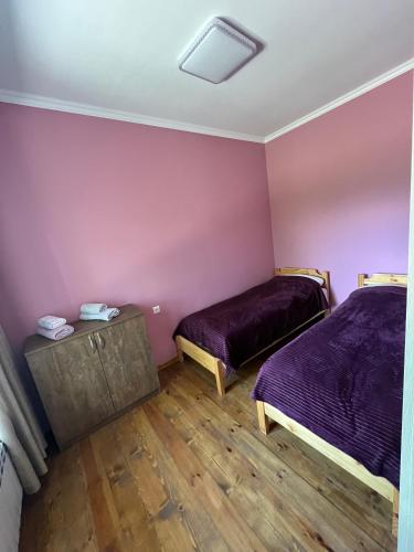 1 double bed, 2 twin beds