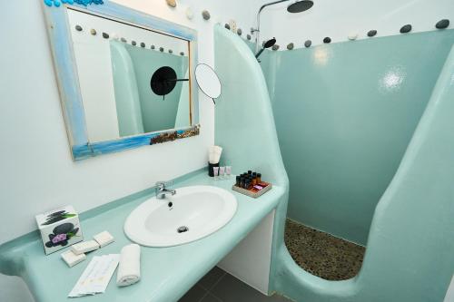 Superior Triple Room with Pool View image 7