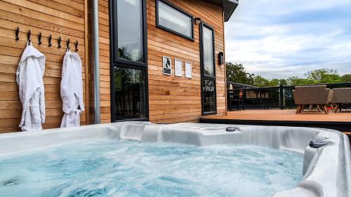 High Oaks Grange - Contemporary Lodges