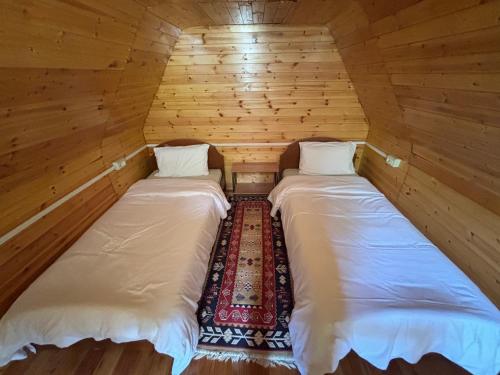 1 double bed, 2 twin beds