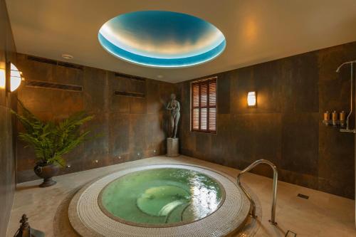 อ่างแช่น้ำร้อน, Hartnoll Hotel in ทิเวอร์ตัน