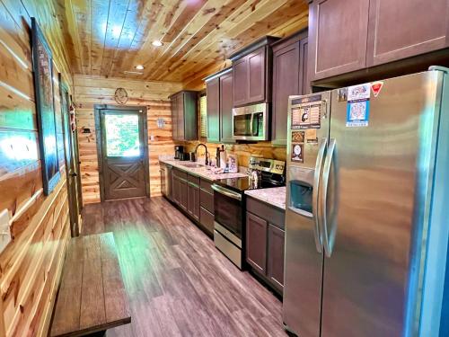 Kitchen, South Side Serenity Cabin in Oldham (TN)