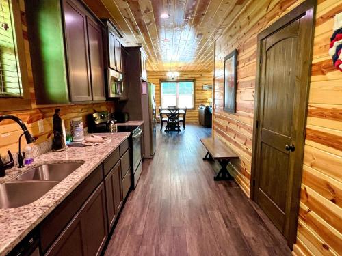 Kitchen, South Side Serenity Cabin in Oldham (TN)
