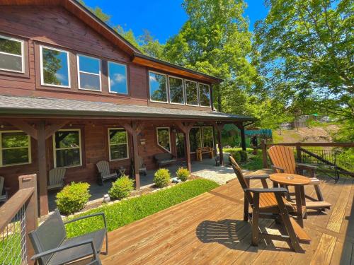 Exterior view, South Side Serenity Cabin in Oldham (TN)