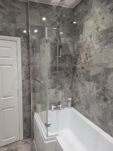 A Quiet & Comfortable 4 Bedroom house, Mánchester (foto 5)
