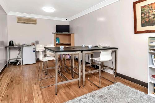 ห้องส่วนกลางสำหรับนั่งเล่น/ดูทีวี, เอโคโน ลอดจ์ คารัตทา (Econo Lodge Karratha) in คาร์ราต้า