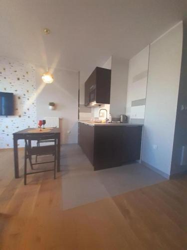 Studio centrum CORONA bills for COMPANY, osób fiz Parking przed apart